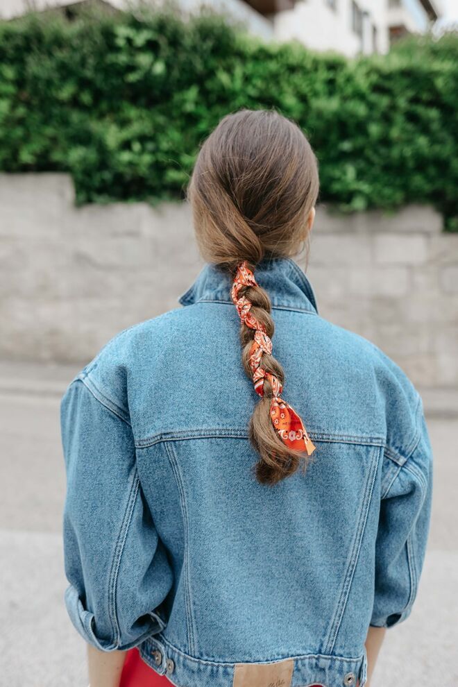 Casaco Jeans, Aly John | Lenço, Hermès 