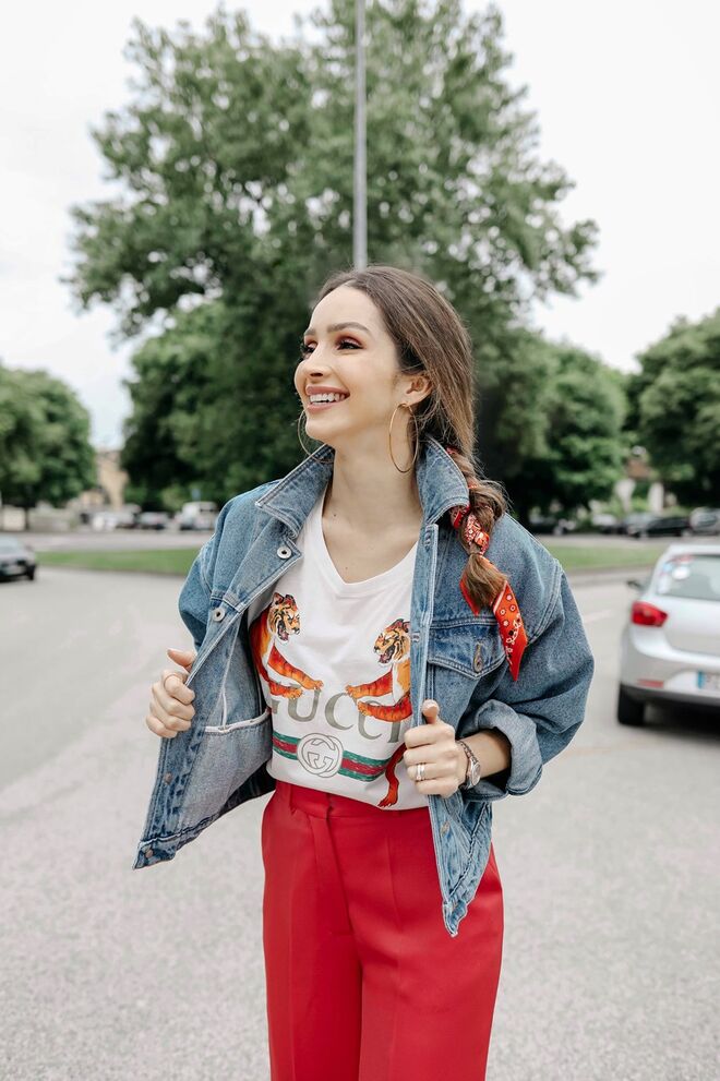 Casaco Jeans, Aly John | T-shirt, Gucci | Calças, Juliana Herc | Carteira, Gucci | Lenço, Hermès 