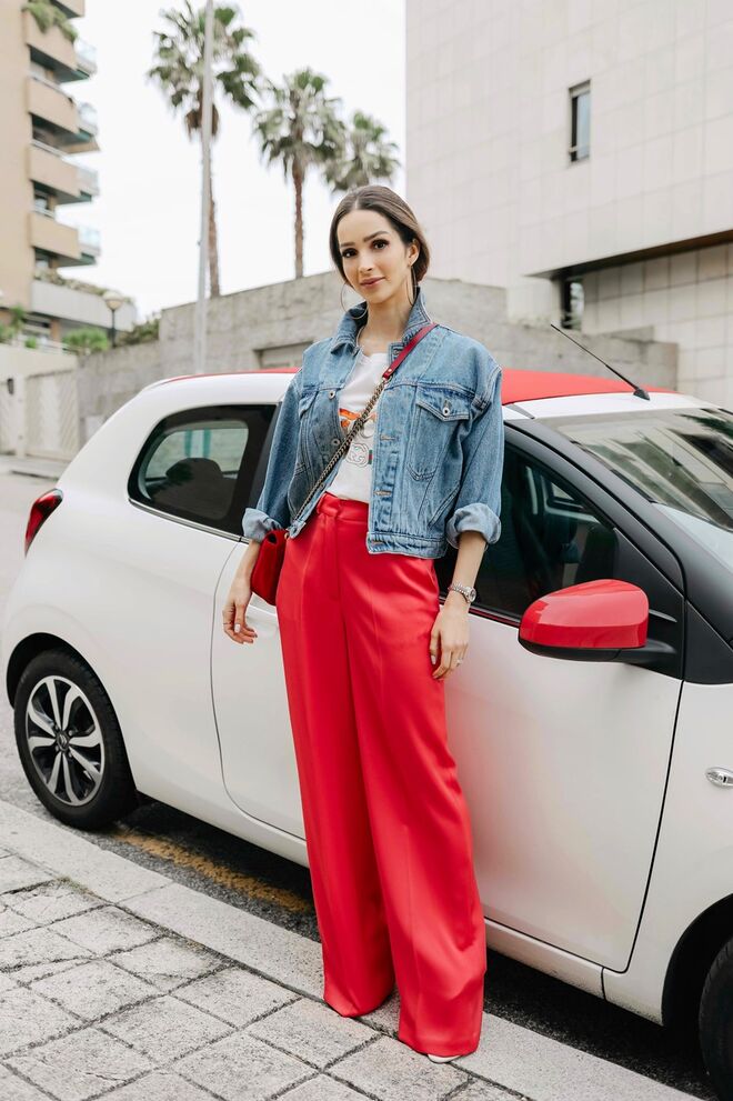 Casaco Jeans, Aly John | T-shirt, Gucci | Calças, Juliana Herc | Carteira, Gucci | Lenço, Hermès 