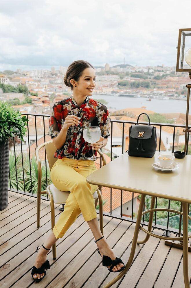 Blusa, Dolce & Gabbana | Calças, DSquared² | Sandálias, Miu Miu | Mochila, Louis Vuitton 