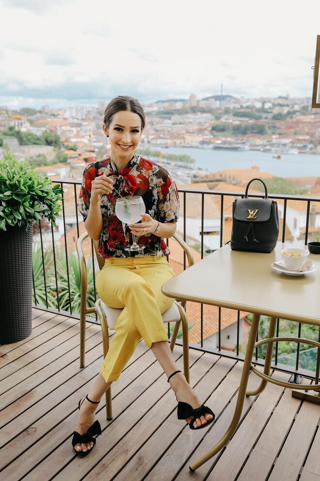 Blusa, Dolce & Gabbana | Calças, DSquared² | Sandálias, Miu Miu | Mochila, Louis Vuitton 