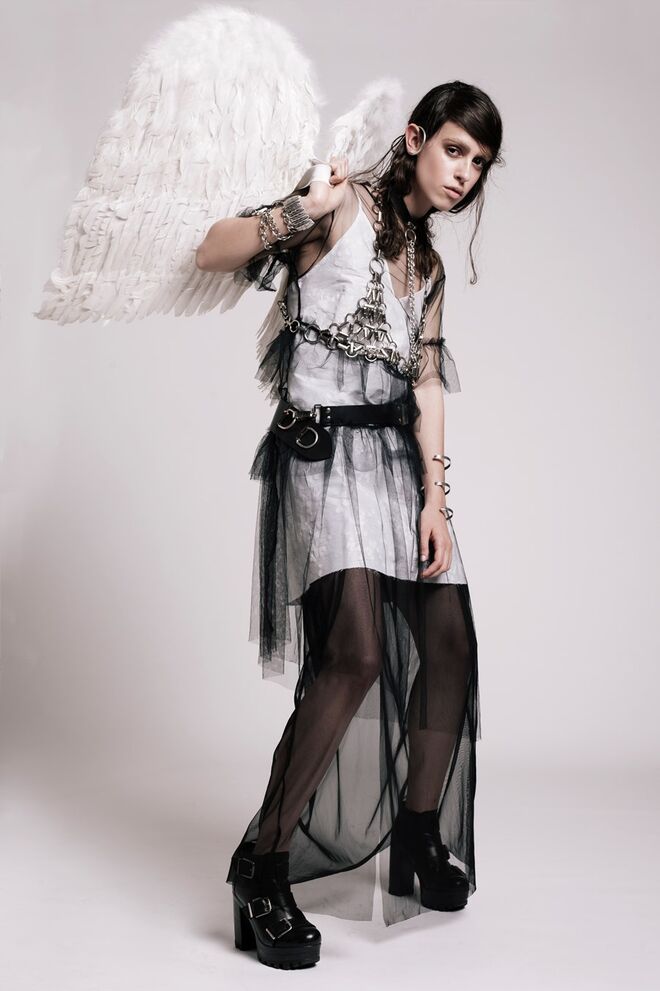 “The Bad Angel” |  Stylist: Nina Tamisa | Modelo: Catarina Silva – Face Models. Vestido e saia preta de rede, produção; vestido branco, 0.9 VIRUS; botas, cinto e acessórios, produção; asas e body chain, Peris. 