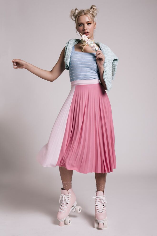 "Sporty Vs Candy" | Styling: Bárbara Monteiro | Modelo: Yemillia, Face Models. Camisola de malha, produção; top e saia, Bershka; meias, Oysho; patins, Decathlon.