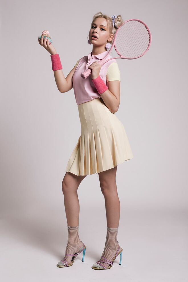 "Sporty Vs Candy" | Styling: Bárbara Monteiro | Modelo: Yemillia, Face Models. Polo, Bershka; t-shirt, Primark; saia, Zara; meias, Oysho; sandálias, Zara; braçadeiras, Decathlon, brincos, Claires; raquete da produção.