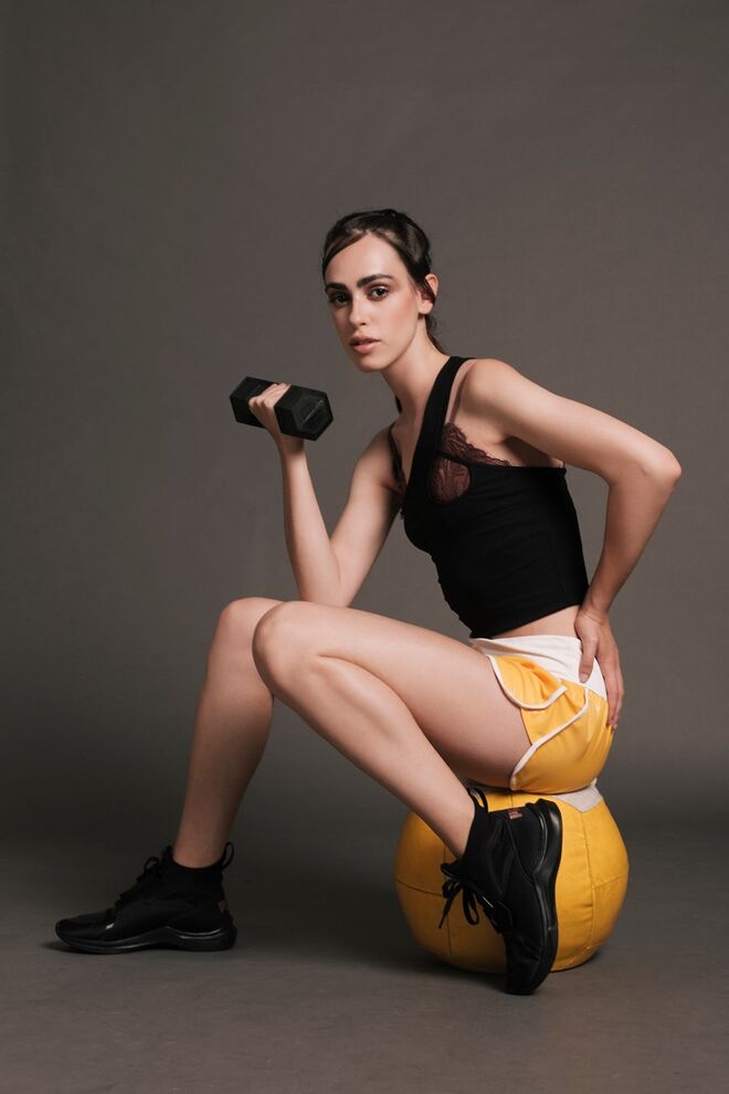 "Urban Sports" Styling by Carla Honorato | Modelo: Catarina Silva da Face Models. Soutien, Oysho; top, Zara; calções, Susana Gateira da Peris; ténis, Puma na Sport Zone; acessórios da produção.