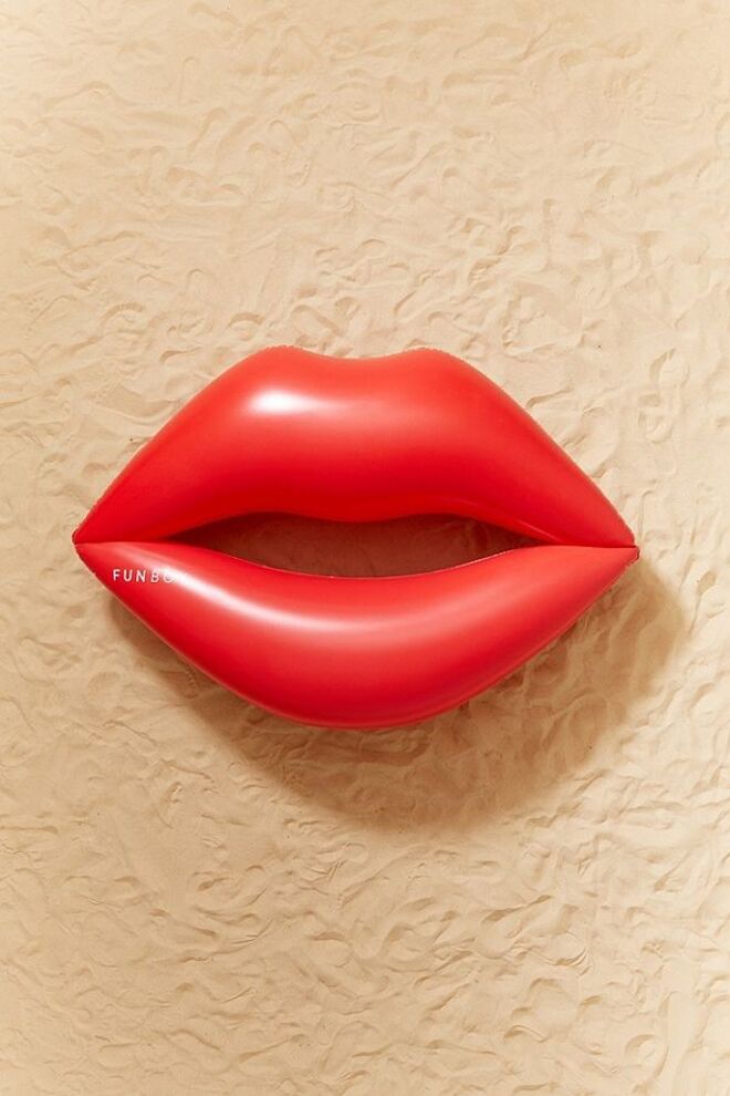 Lábios, €89,17, Urban Outfitters 