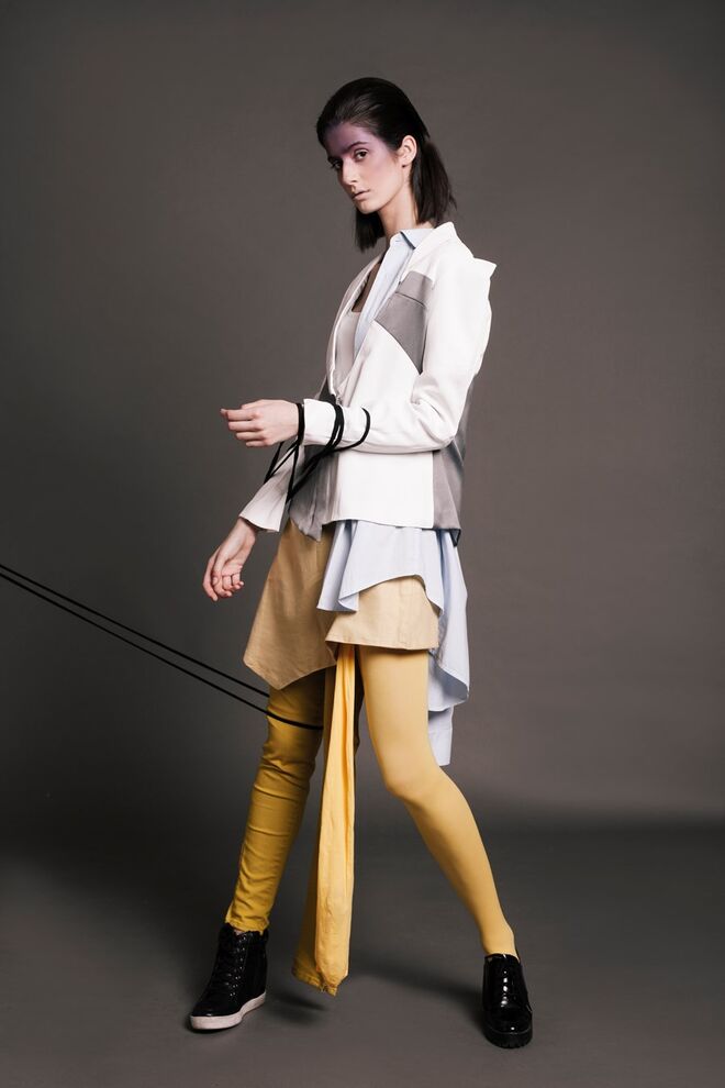 "Deconstructive Architecture" | Styling by Fabyane Melo | Modelo: Helena Sarmento da Face Models. Blazer da produção; blusas da Peris; saia da Mango; calça da Peri:s; meias Calzedonia; sapatos da Zara.