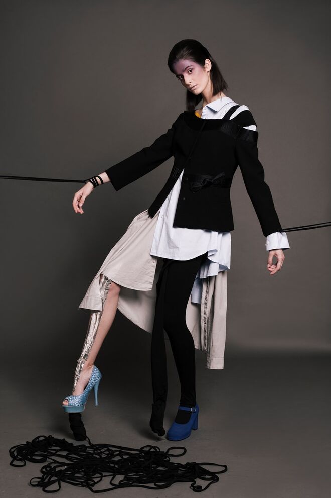 "Deconstructive Architecture" | Styling by Fabyane Melo | Modelo: Helena Sarmento da Face Models. Casaco Dior da Peris; blusas da produção; meias Calzedonia; sapatos da Peris.