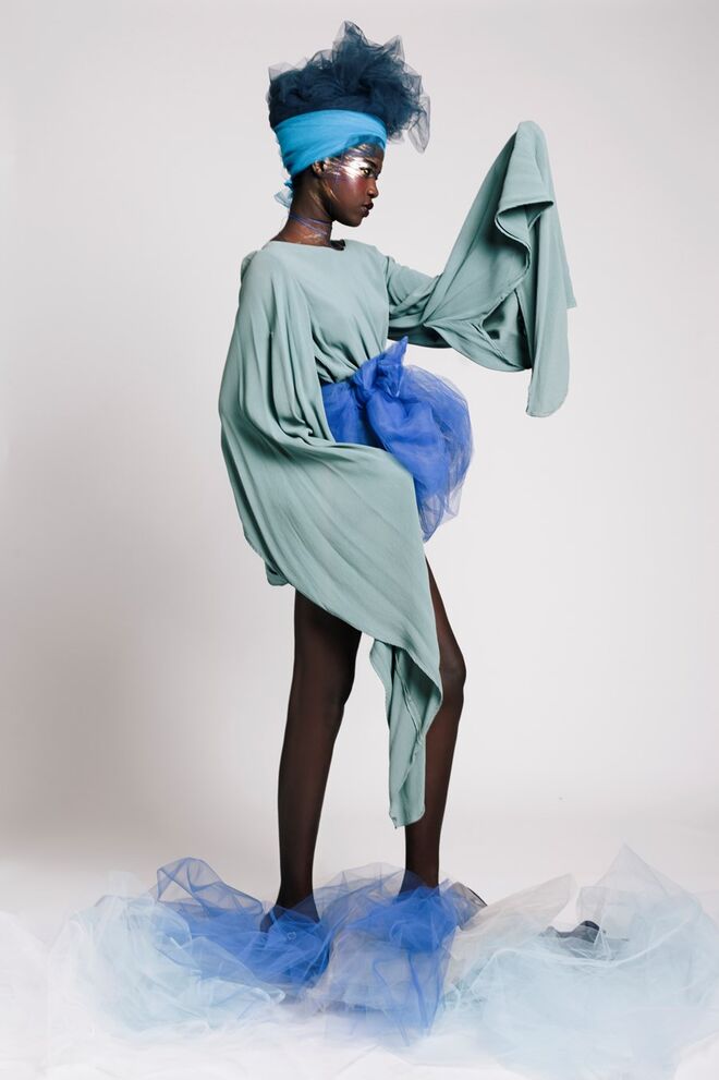 "Shades of Blue" | Styling by Linda Ebrille | Modelo: Aidé da FACE Models. Vestido da Peris; sapatos da Zara; acessórios da produção.