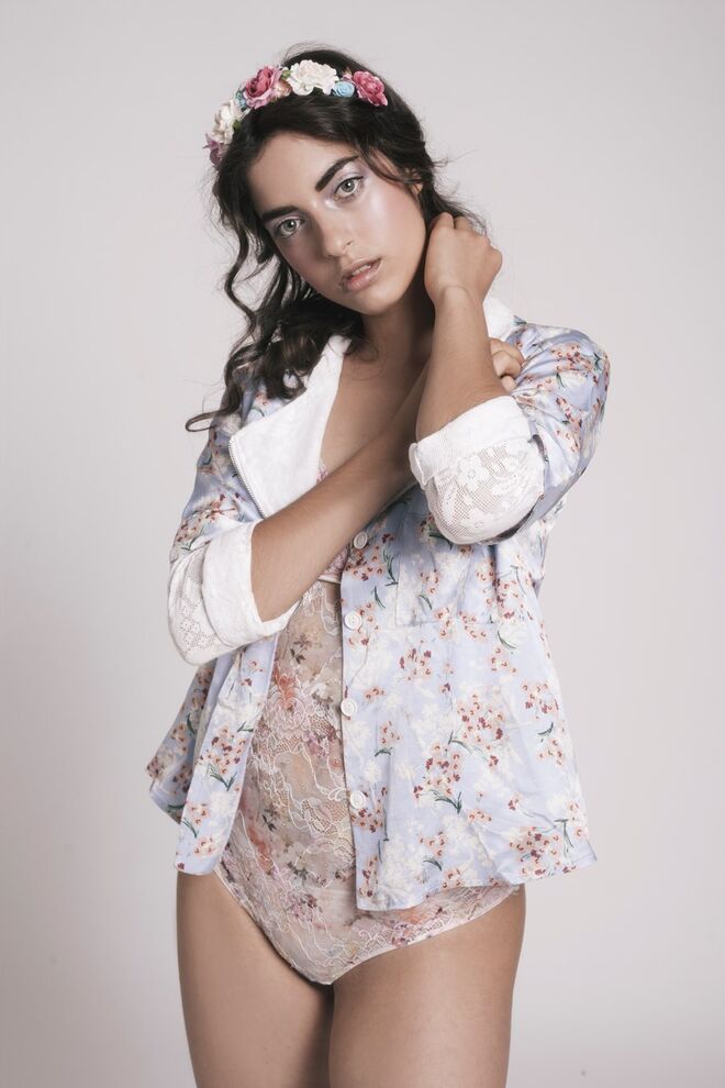 "Romantic Garden" | Styling by Mariana Carvalho | Modelo: Bárbara Godinho, Face Models. Camisa floral, Zara; casaco floral branco e body da produção: acessórios cabelo, Primark.