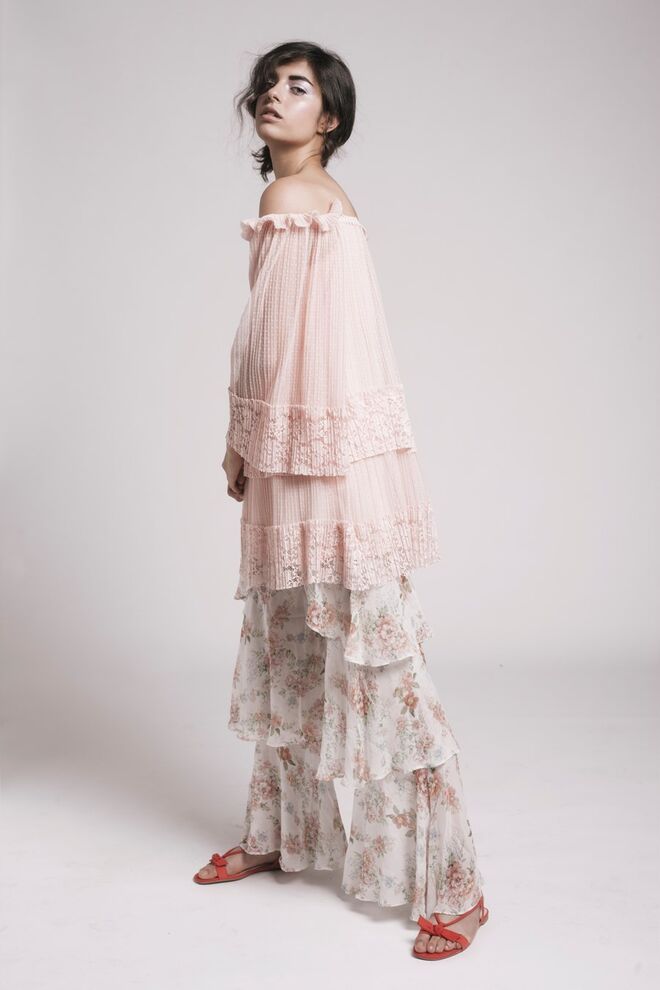 "Romantic Garden" | Styling by Mariana Carvalho | Modelo: Bárbara Godinho, Face Models. Vestido da produção; calças, Zara; sandálias rasas, H&M.