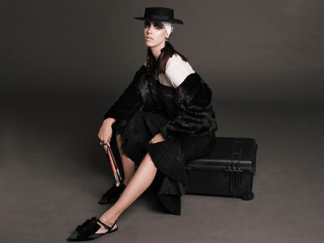 "Dark West, Georgia!" | Styling by Marta Duarte Oliveira | Modelo: Catarina Silva, Face Models.Camisa, casaco de pelo e saia vintage da produção; camisola de franjas Aoahory, usado como top por cima da camisa, da Peris; chapéu da Peris; acessórios (lenço, colar usado como fita de chapéu, anéis e sapatos) da produção.