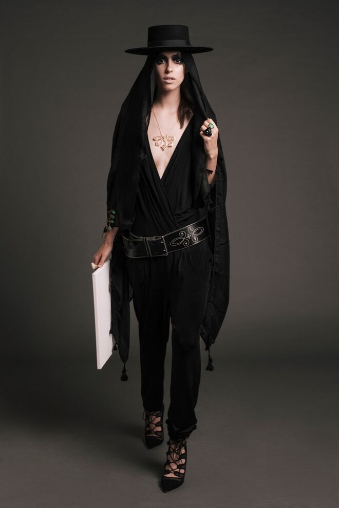 "Dark West, Georgia!" | Styling by Marta Duarte Oliveira | Modelo: Catarina Silva, Face Models. Macacão da produção; sapatos Zara da Peris; acessórios (chapéu, écharpe com franjas, anéis, colar, pulseira e cinto) da produção.