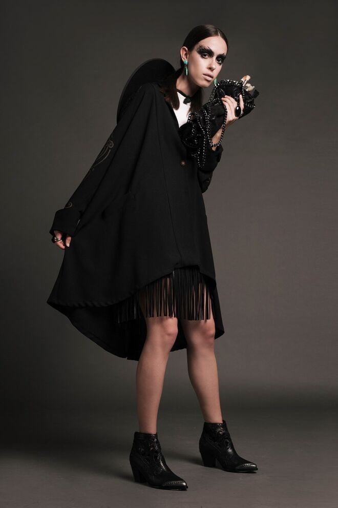 "Dark West, Georgia!" | Styling by Marta Duarte Oliveira | Modelo: Catarina Silva, Face Models. Top usado ao contrário, saia com franjas da produção; túnica da Peris; botas, Zadig & Voltaire; acessórios (chapéu, brincos, anéis, mala usada enrolada) da produção.