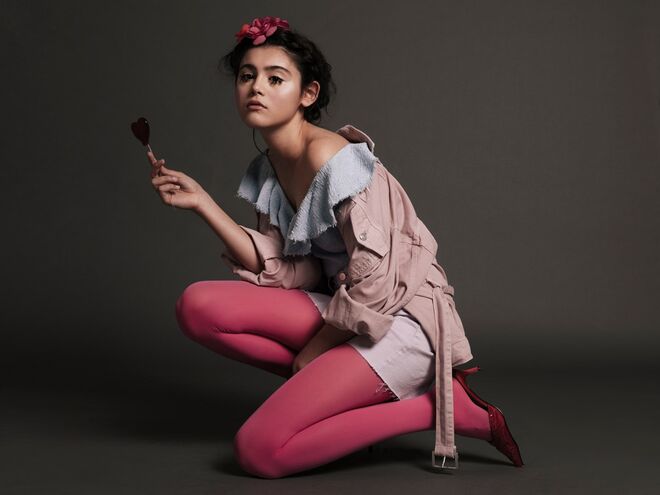 "Lolita" | Styling by Romina Correia Scarso | Modelo: Carolina Meleiro da Face Models. Blusão, crop top e mini-saia da Zara; acessórios da produção; collants da Calzedonia; mules da produção.