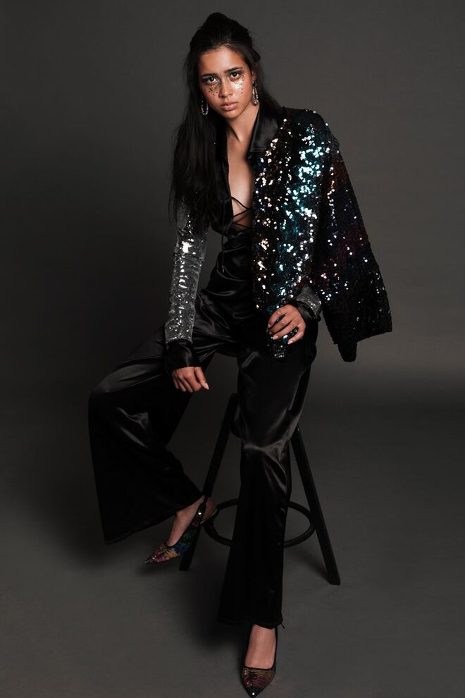 "PARTY DECADENCE" Styling: Mariana Machado | Modelo: Tainá Monteiro, L’Agence. Camisola lantejoulas e macacão preto da Peris; top de lantejoulas prateado da produção; sapatos e brincos da Zara.