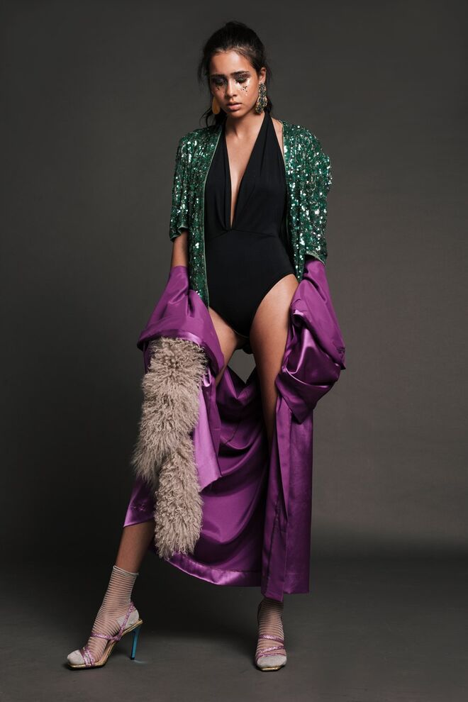 "PARTY DECADENCE" Styling: Mariana Machado | Modelo: Tainá Monteiro, L’Agence. Fato de banho e meias da Oysho; casaco verde lantejoulas e Robe da Peris; cachecol de pêlo da produção; sapatos e brincos da Zara. 