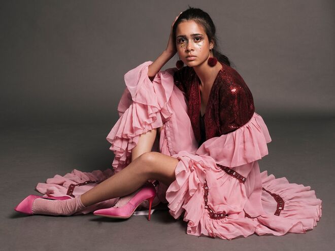 "PARTY DECADENCE" Styling: Mariana Machado | Modelo: Tainá Monteiro, L’Agence. Casaco curto lantejoulas e robe da Peris; meias e acessórios da produção, sapatos da Zara. 