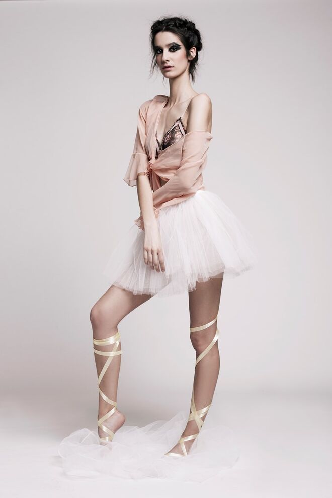 "A dancer in my garden" | Styling by Sara Cabana | Modelo: Helena Sarmento, Face Models. Casaco e tutu, Peris; sutiã, fita e tule da produção.