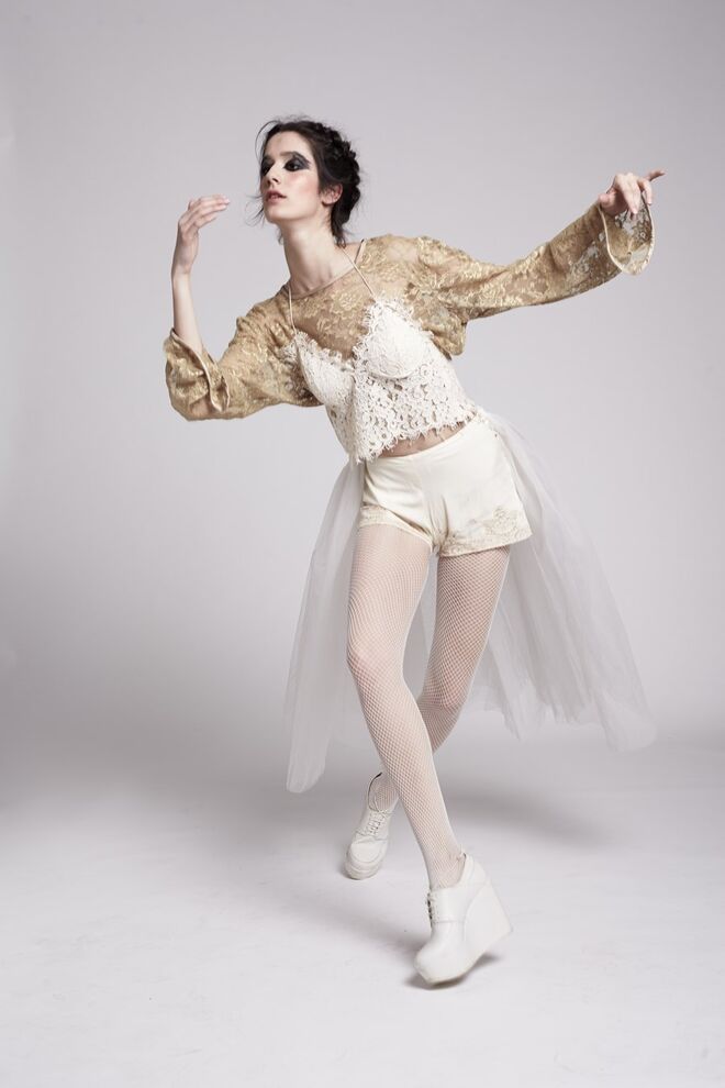 "A dancer in my garden" | Styling by Sara Cabana | Modelo: Helena Sarmento, Face Models. Top, blusa, calção, tutu e collants, Peris; sapatos da produção.
