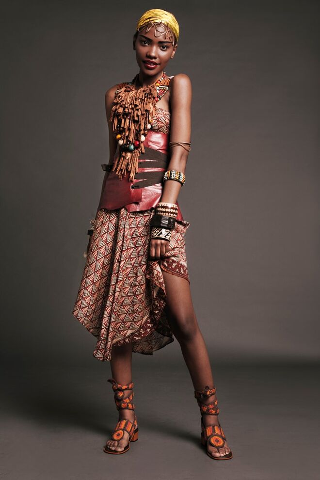 “African Queen”| Styling by Maria Rosário Cancelino | Modelo Larisse da Face Models. Saia usada como vestido da produção; cinto corpete da produção; sandálias Zara Studio, acessórios da produção. 