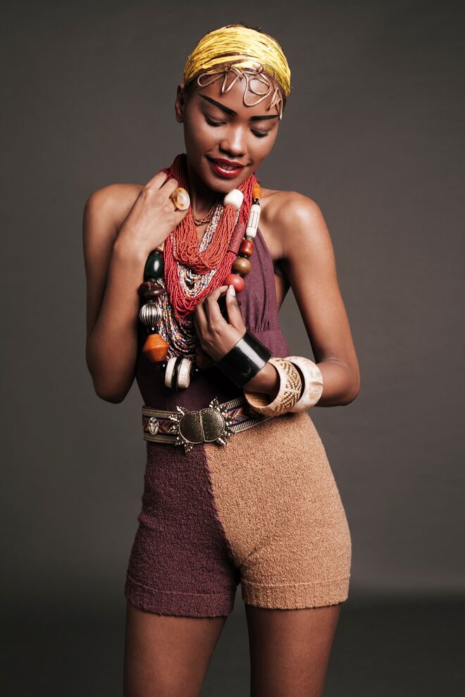 “African Queen”| Styling by Maria Rosário Cancelino | Modelo Larisse da Face Models. Body da Peris; calções malha da Peris; cinto da Mango; acessórios da produção.