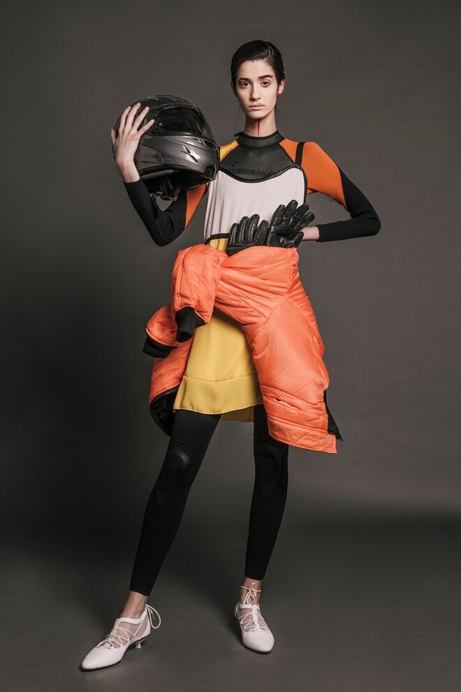 "SREET RACER" Styling by Zoe Argyropoulou Modelo: Helena Sarmento Face Models. Casaco, vestido, fato de surf da produção; capacete e luvas da produção; sapatos da Eureka.