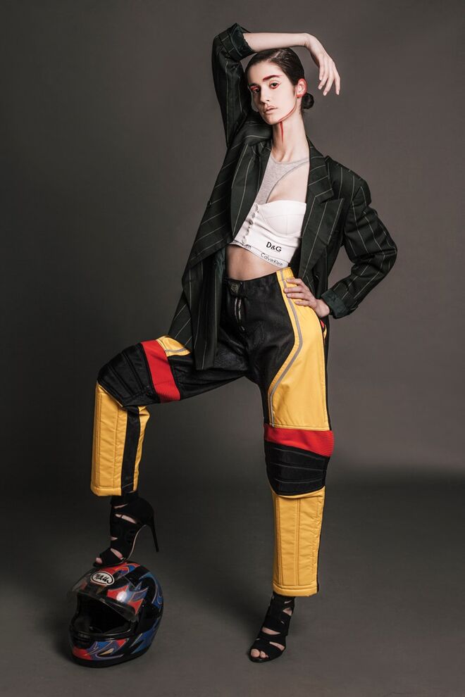 "SREET RACER" Styling by Zoe Argyropoulou Modelo: Helena Sarmento Face Models. Casaco de cabedal, raincoat da produção; bodysuit da Oysho; camisa e cinto a fazer de fita e meias da produção; sapatos da Kohler