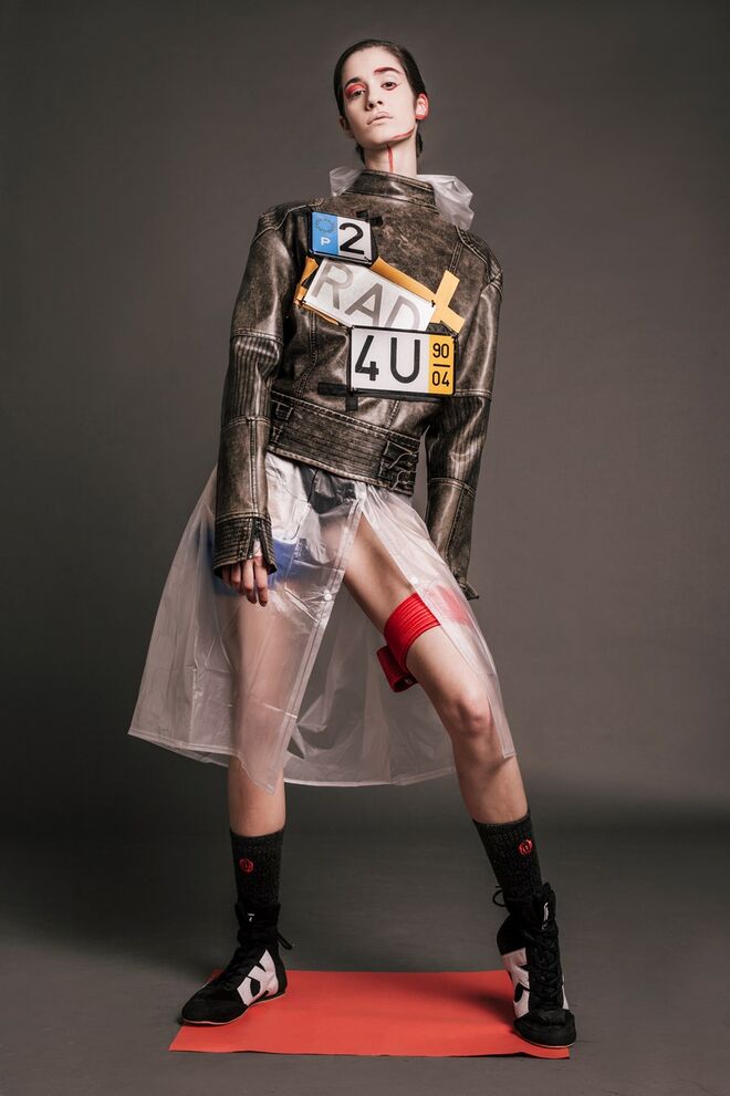 "SREET RACER" Styling by Zoe Argyropoulou Modelo: Helena Sarmento Face Models. Casaco de cabedal, raincoat da produção; bodysuit da Oysho; camisa e cinto a fazer de fita e meias da produção; sapatos da Kohler