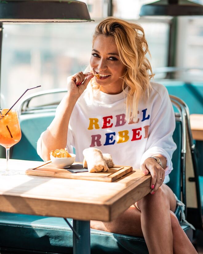 Calças e T-shirt, Zara | Sapatos, Creme Caviar | Maquilhagem: Ana Filipa 