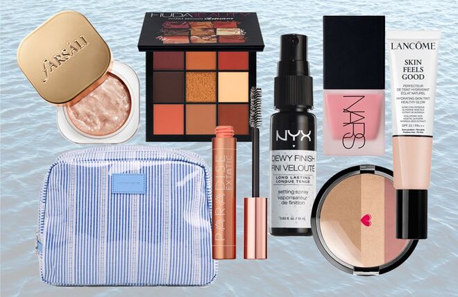 Nécessaire às riscas, €10,99, antes €22,99, Women’Secret | Iluminador cremoso Jelly Beam, €38,95, Farsáli, Sephora  | Paleta de sombras Essential Eye Palette Warm Brown Obsessions, €29,95, Huda Beauty, Sephora | Tinted mosturizer Skin Feels Good, €34, Lancôme | Máscaras de pestanas Paradise Extatic, €10,75, L’Oréal Paris | Blush líquido Orgasm, €31,95, Nars, Sephora | Pó bronzeador multifunções, €16,90, Quem disse Berenice? | Spray fixador de maquilhagem Dewy Finish, €3,50, NYX Professional Makeup