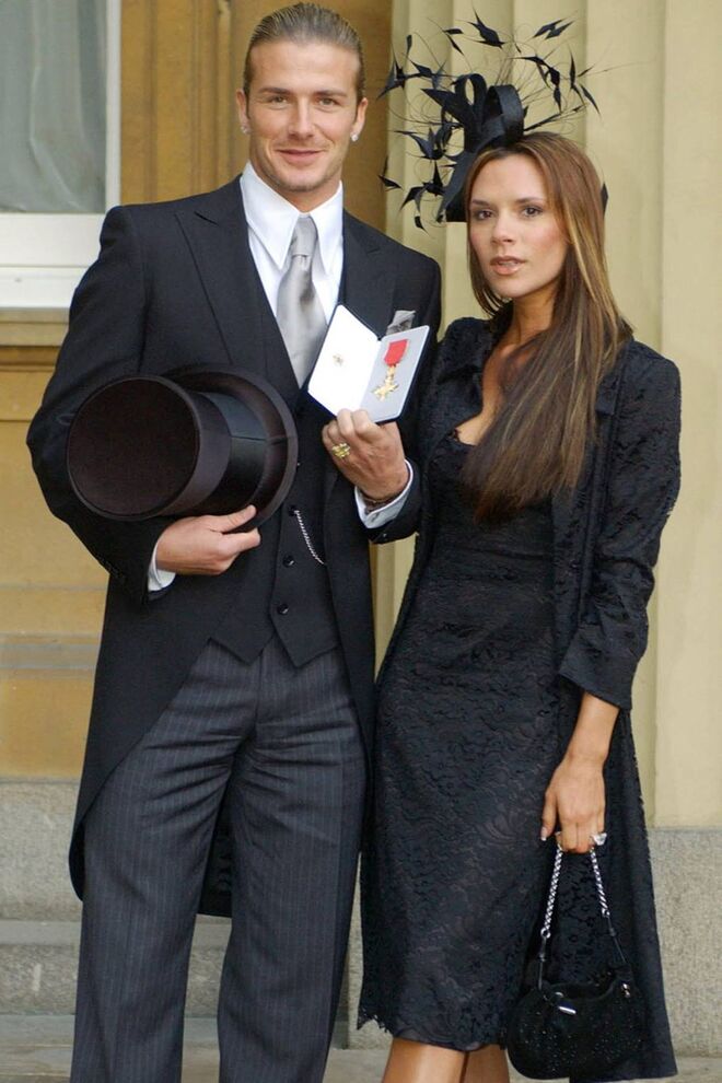 David Beckham quando recebeu a Ordem Oficial do Império Britânico da rainha Isabel II no Buckingham Palace, em Londres, a 27 de novembro de 2003