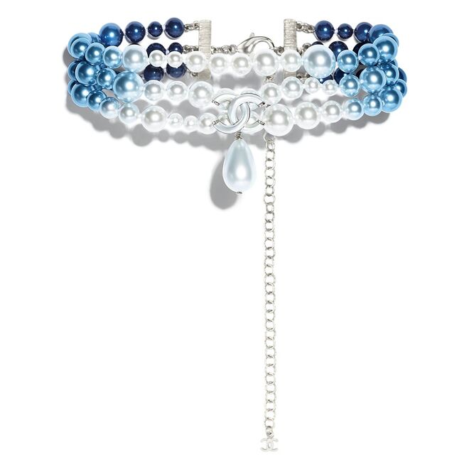 Gargantilha em contas de vidro, €1350, Chanel