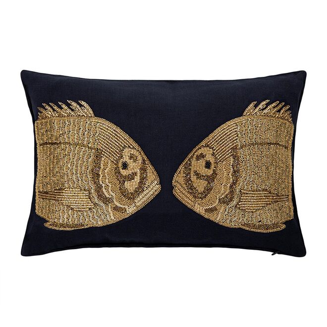 Almofada Aquatica Fish em linho bordado com contas de vidro, €336, Jonathan Adler, em amara.com 