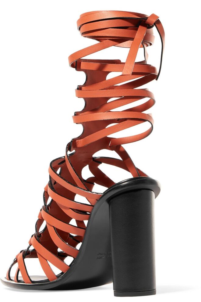 Sandálias em pele, €795, Altuzarra