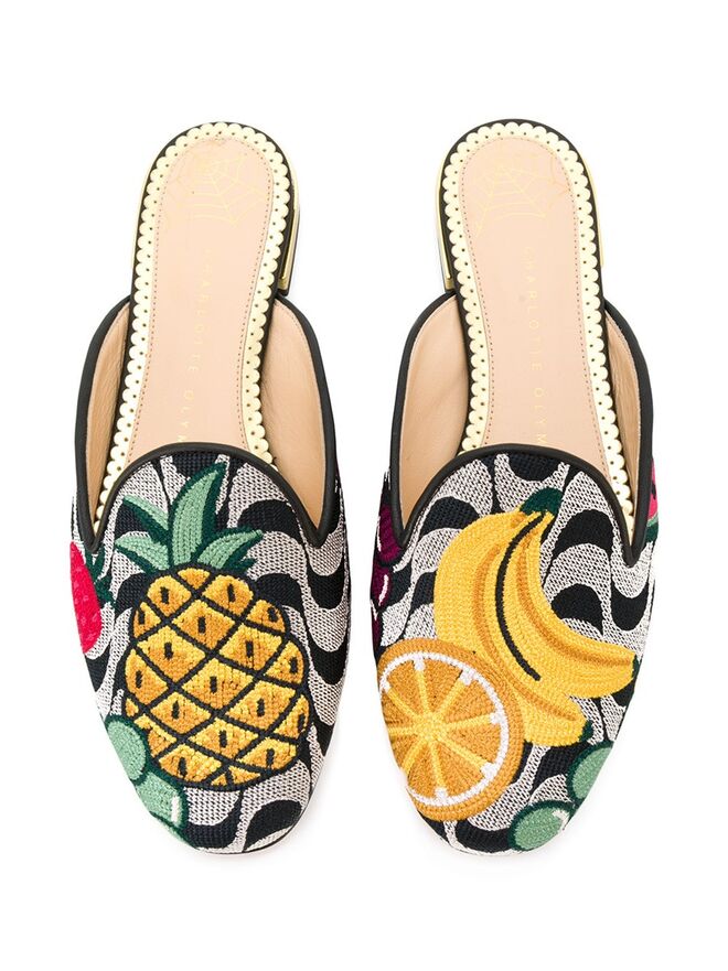 Mules em algodão, €415, Charlotte Olympia, em farfetch.com 