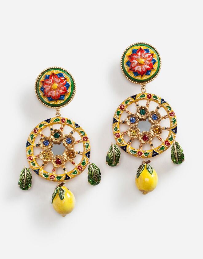 Brincos em resina e cristais, €895, Dolce & Gabbana 