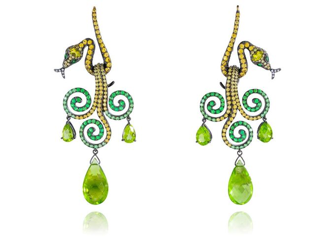 Brincos em ouro banhado a ródio com diamantes, tsavorites, safiras, peridotos e turmalinas, Lydia Courteille (preço sob consulta)