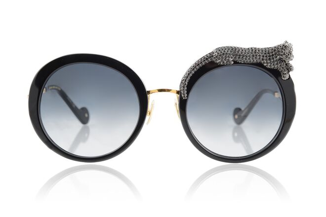 Óculos em acetato e cristais, €950, Anna-Karin Karlsson, na Olhar de Prata