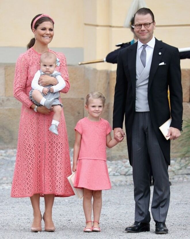 Casal com os filhos Estela e Oscar, no batizado do sobrinho príncipe Alexander
