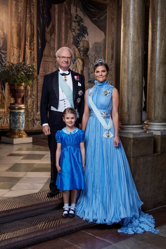 Novo restrato do Rei Carlos XVI Gustavo, com a Princesa Coroada Vitória e a Princesa Estela para a celebração dos 200 anos da dinastia Bernadotte