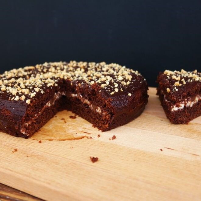 Too | Bolo de chocolate com recheio de mousse de manteiga de amendoim