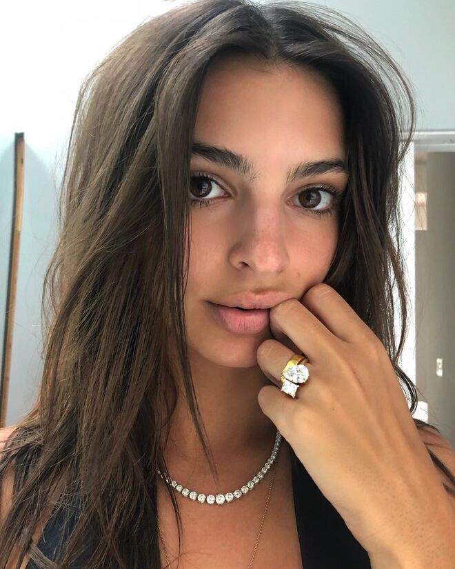 EMILY RATAJKOWSKI | A modelo casou-se em segredo em fevereiro deste ano com o ator Sebastian Bear-McClard, e revelou no Instagram que ela mesma desenhou a peça. O anel foi avaliado em 90 mil dólares.