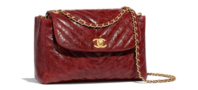 Mala de pele cordeiro envelhecido e metal dourado, €3.050, Chanel