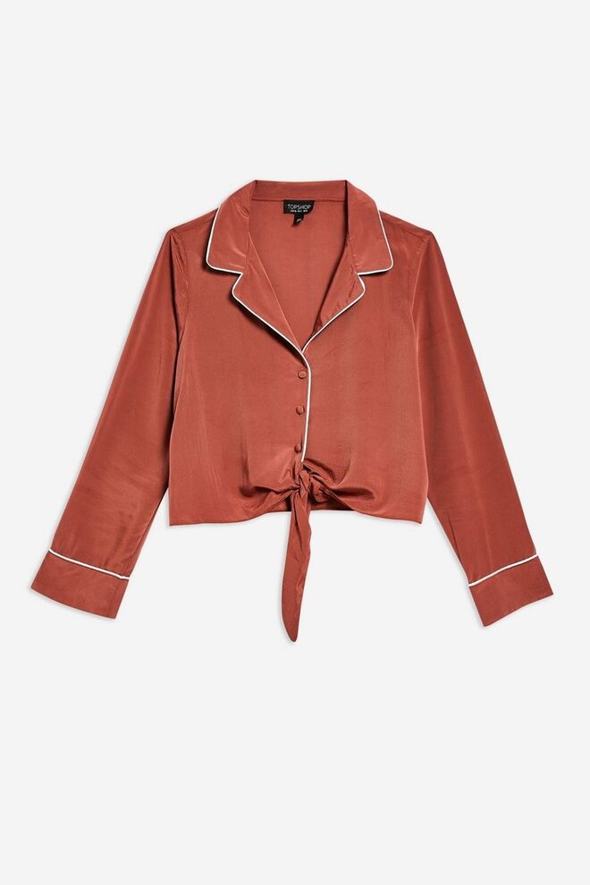 Blusa estilo pijama em seda, €46, Topshop