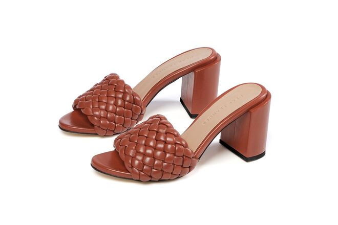 Mules em pele, $425, aproximadamente €363, Dear Frances