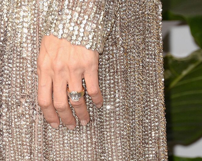 ANGELINA JOLIE | A joia oferecida por Brad Pitt é abrilhantada por um diamante de 16 quilates, e foi avaliada em 407 mil euros.