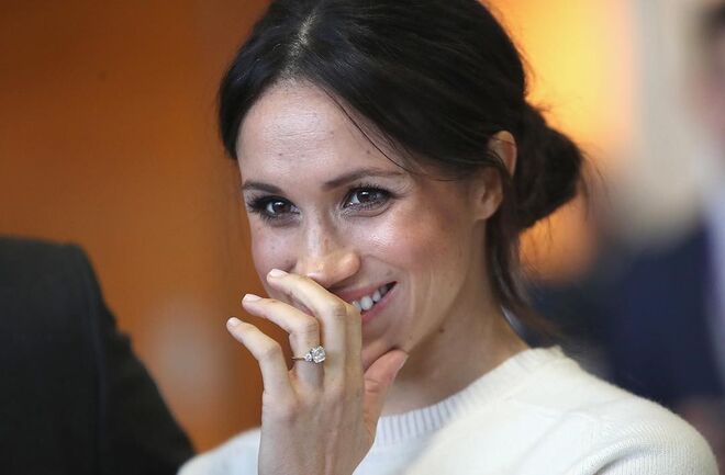 MEGHAN MARKLE | O anel foi desenhado pelo próprio príncipe Harry e confecionado pela Cleave & Company, joalheiros e medalhistas da Rainha. No centro encontra-se um diamante do Botswana e na parte exterior dois diamantes da coleção pessoal da princesa Diana. A jóia foi avaliada em 50 mil libras, aproximadamente 55 mil euros.