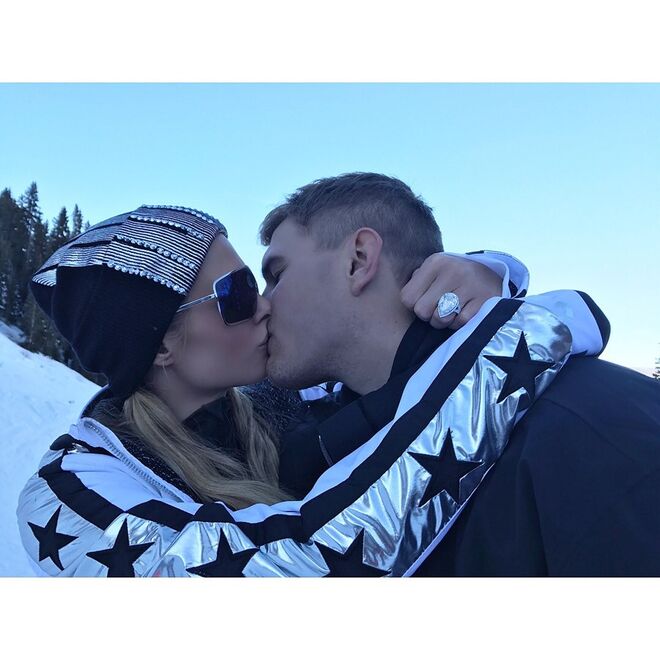 PARIS HILTON | A socialite e o ator Chris Zylka ficaram noivos durante um fim de semana em Aspen, no Colorado. O enorme anel de diamante de 20 quilates é avaliado em quase 2 milhões de dólares.