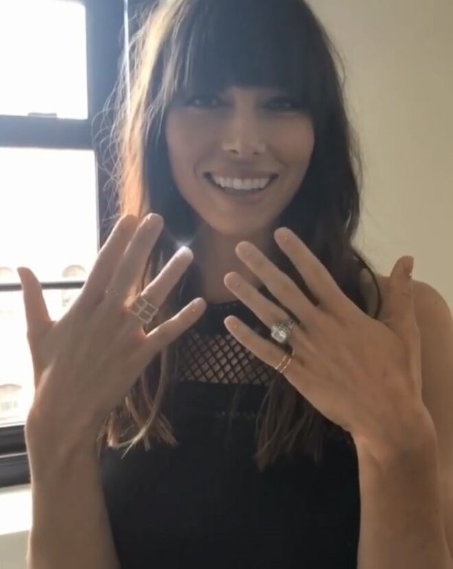 JESSICA BIEL | Justin Timberlake ofereceu um anel com diamante de 6 quilates ladeado por pedras azul-marinho cravejadas de platina enegrecida. Timberlake codesenhou a jóia avaliada em 130 mil dólares, aproximadamente 112 mil euros.